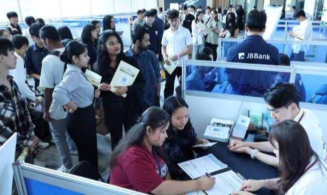 Half of small-medium exporters to hire foreign office staff: survey