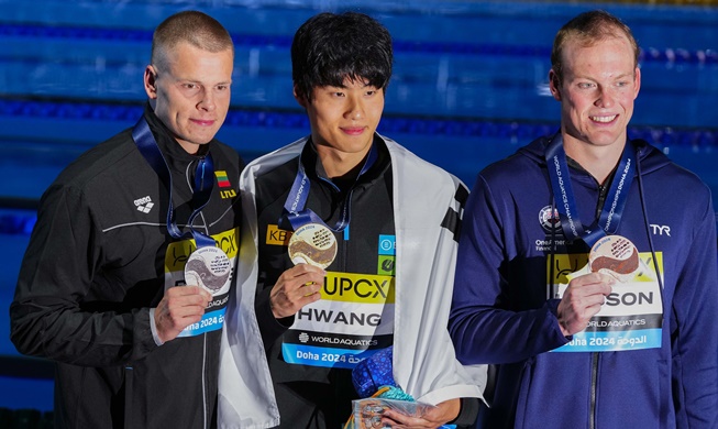 Swimmer Hwang wins nation's 1st world title in 200-m freestyle