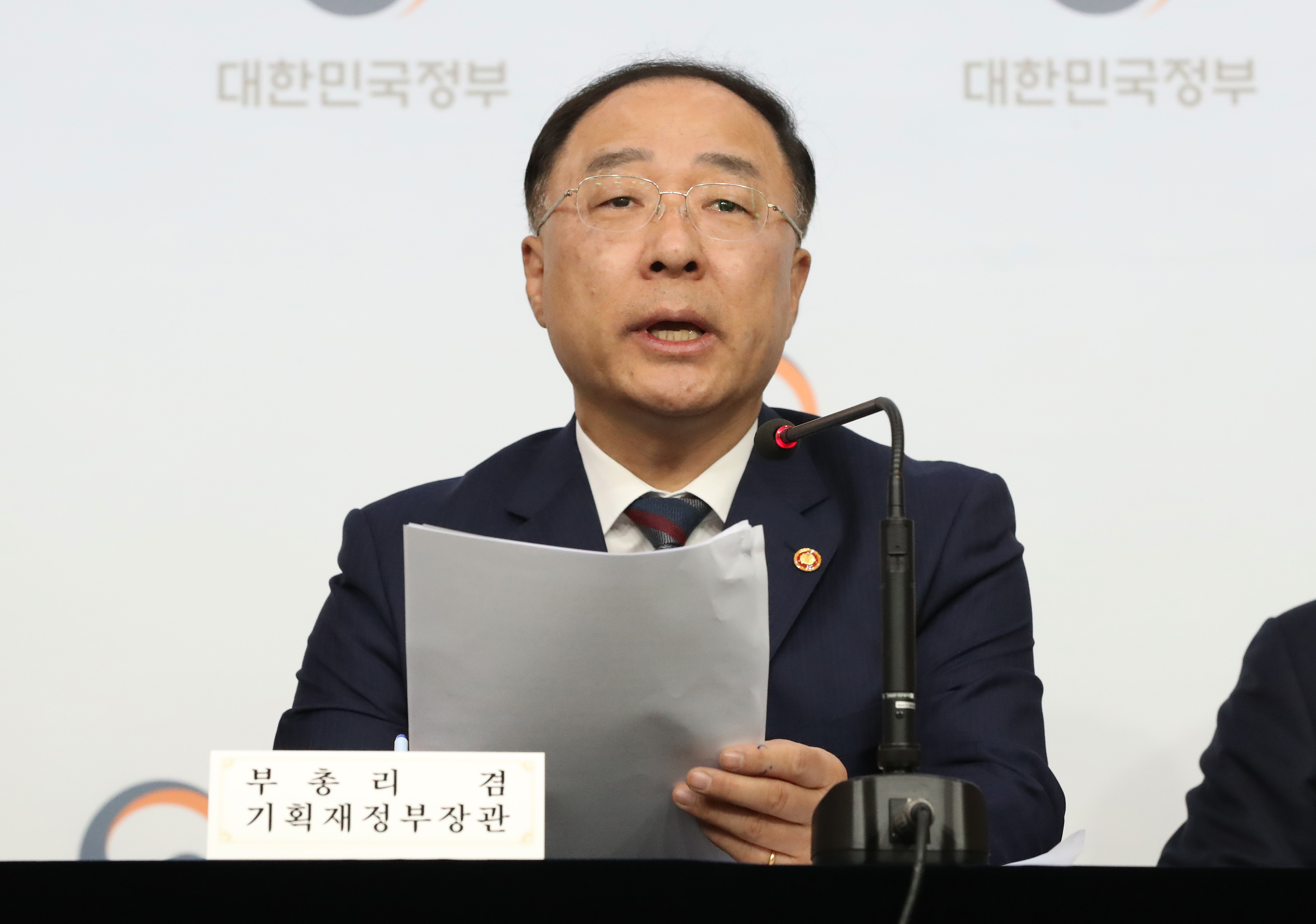 Deputy Prime Minister, Minister of Economy and Finance Hong Nam-ki