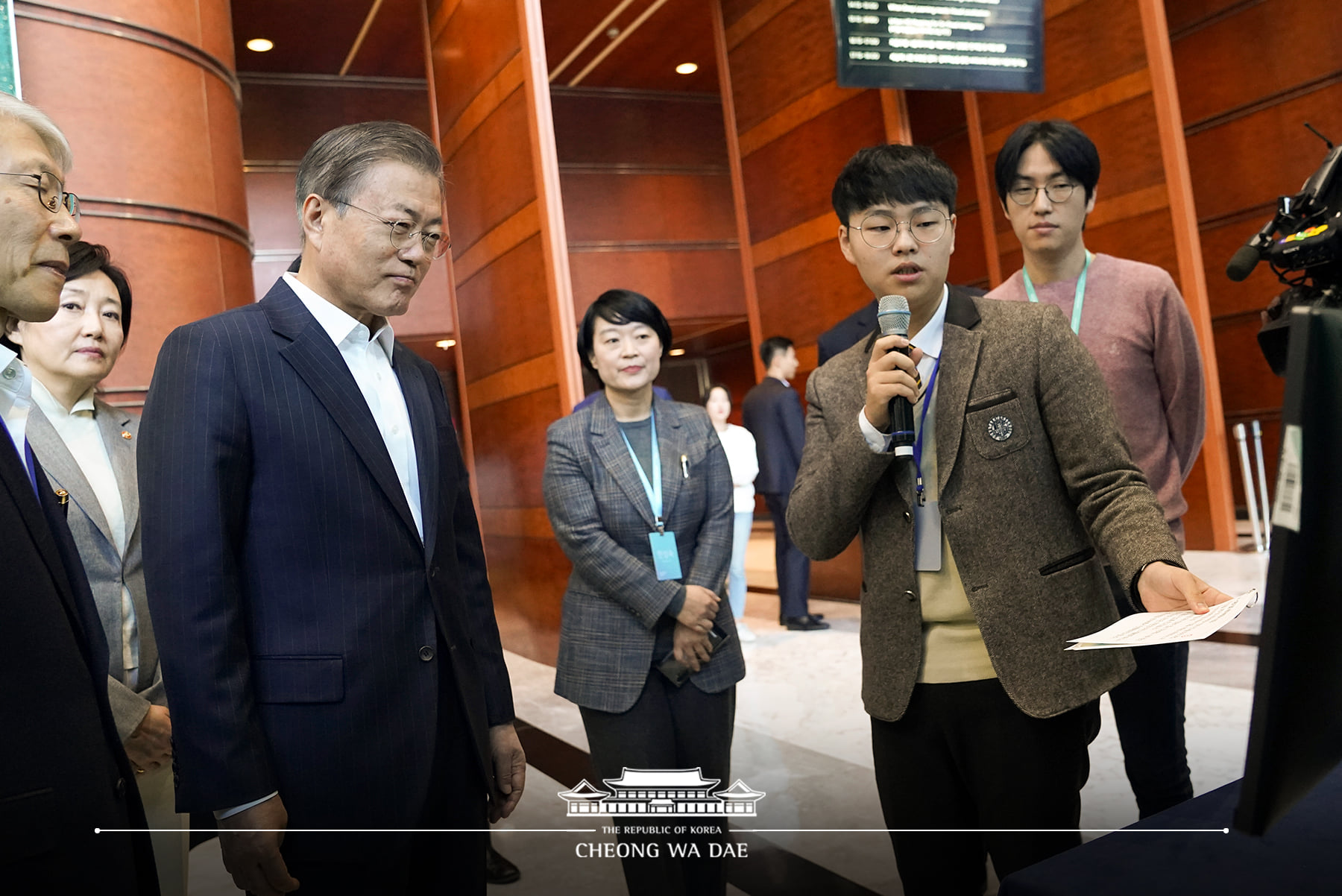 문 대통령, '데뷰 2019' 부스 02