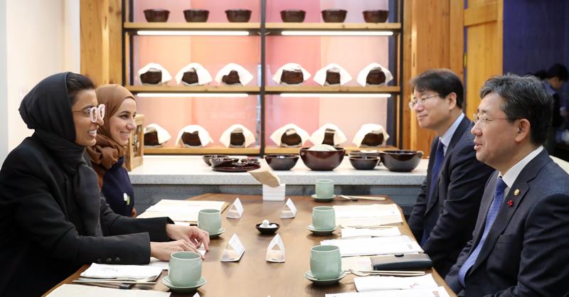Minister of Culture, Sports and Tourism Park Yang-woo (fourth from left) on Dec. 10 holds talks with United Arab Emirates Minister of Culture and Knowledge Development Noura Al Kaabi prior to the signing of a memorandum of understanding on designating 2020 as a year of bilateral cultural exchanges.