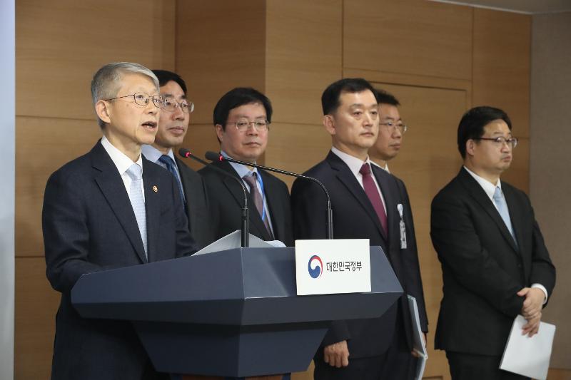 Minister of Science and ICT (MSIT) Choi Kiyoung on Dec. 17 holds a press briefing in Seoul to outline the national strategy for artificial intelligence. (MSIT)