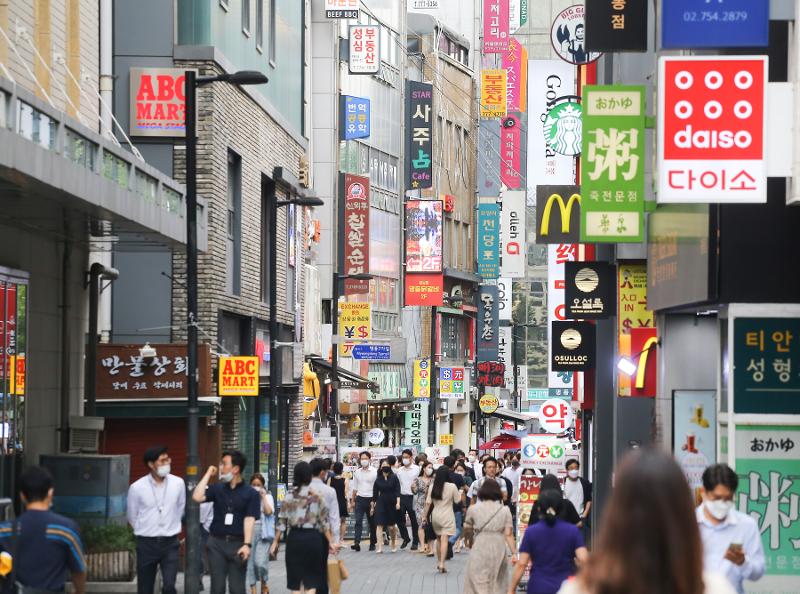 Tourists from Japan, Taiwan and Macao from July 1 can receive multi-entry visas to Korea good for up to a year. Shown here in July 2020 is the bustling Myeongdong neighborhood, which attracts many foreign tourists, in Seoul's Jung-gu District. (Yonhap News)