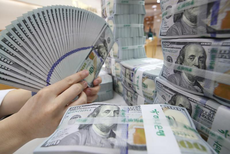 The Bank of Korea in a report released on April 5 said the nation's foreign currency reserves last month rose to USD 426.07 billion. (Yonhap News) 