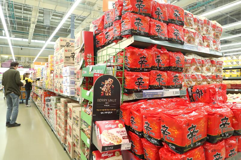 Exports of ramyeon (instant noodles) last month eclipsed USD 70 million in value for the first time. Shown are aisles of ramyeon packages at a branch of Hanaro Mart in Seoul's Seocho-gu District.