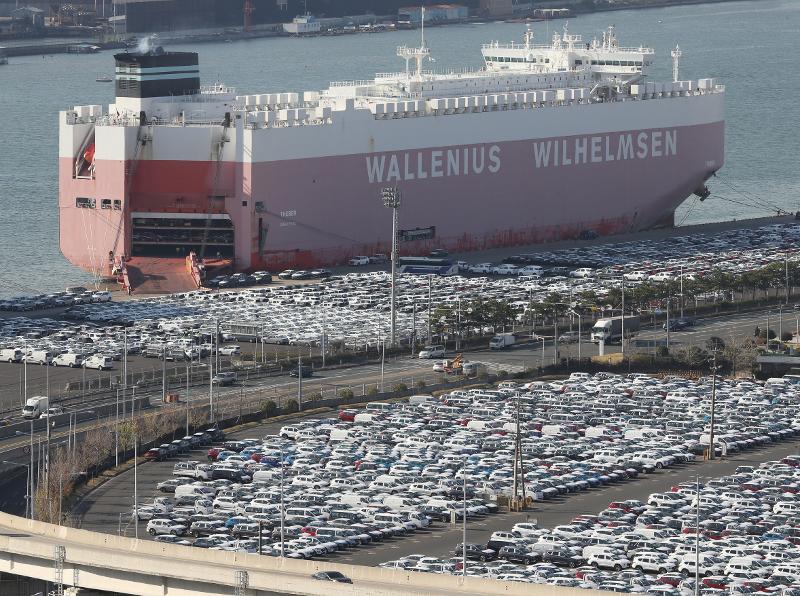 Automobile exports reached an all-time high last month as shipments of eco-friendly vehicles such as electric vehicles, hybrids and hydrogen cars increased. Pictured are cars at a Hyundai Motor shipping yard in Ulsan on Nov. 5, 2020. (Yonhap News)