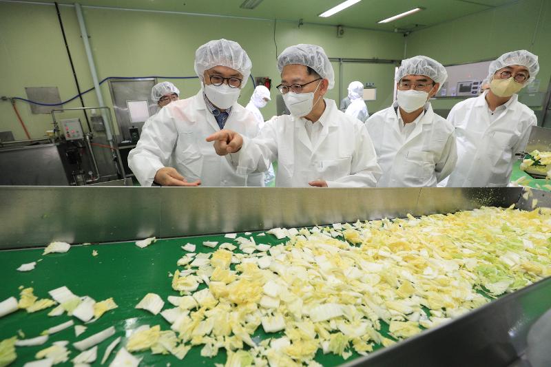 Visit to the kimchi factory