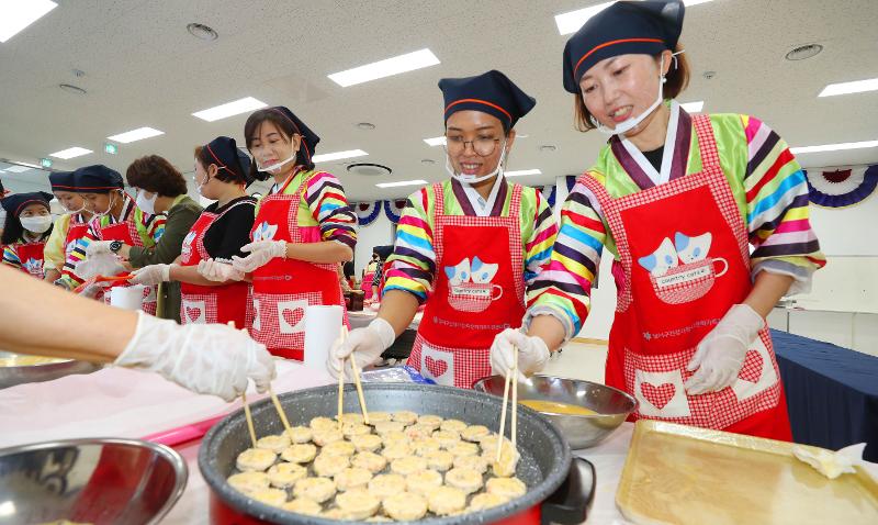 A free manual to help multicultural families adapt to life in Korea, The Guidebook for Living in Korea, is offered online in 13 languages. The photo shows foreign wives of Korean men in September last year cooking at an event for multicultural families on cuisine for Chuseok (Korean Thanksgiving) hosted by Dalseo-gu Healthy Family Support Center in Daegu. (Yonhap News)