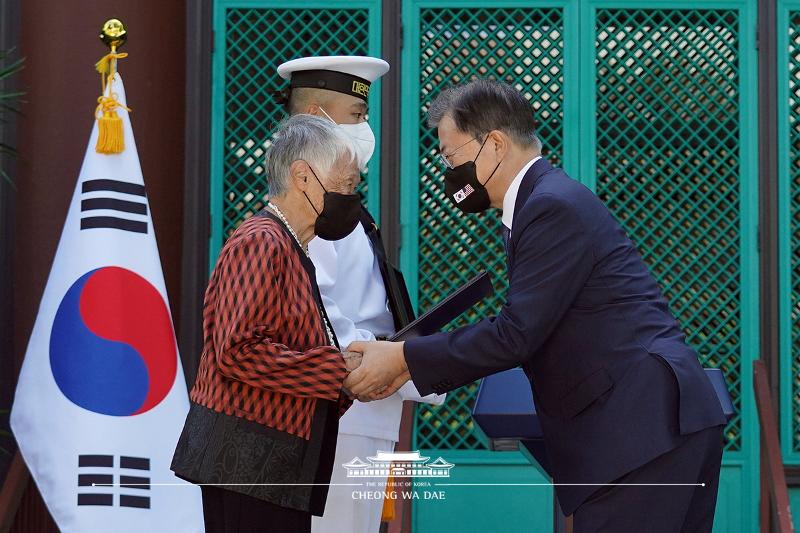 Awarding the Patriotic Medal of the Order of Merit for National Foundation to a descendant of the late patriot Kim No-di