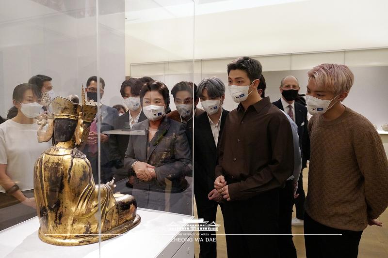Visitng Korean gallery of Metropolitan Museum of Art