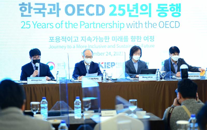 The Ministry of Foreign Affairs and the Korea Institute for International Economic Policy on Nov. 24 jointly hold a seminar marking the 25th anniversary of the country's entry into the Organisation for Economic Co-operation and Development (OECD) at Lotte Hotel in Seoul's Jung-gu District. (Ministry of Foreign Affairs