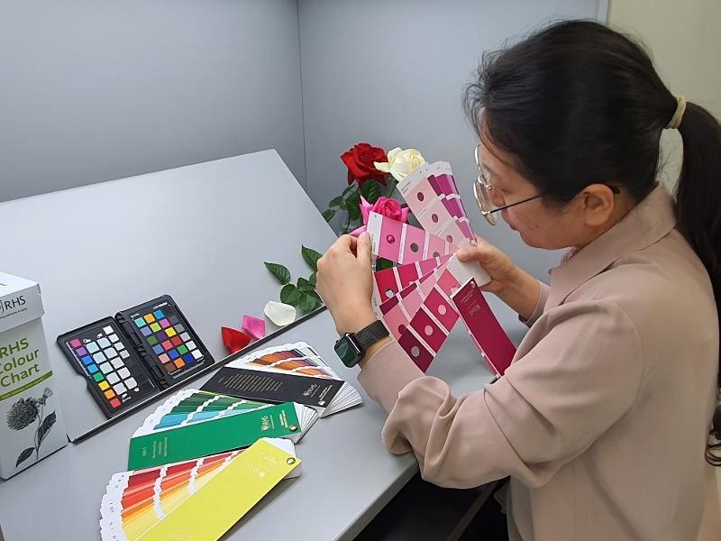 A researcher of the Korea Seed and Variety Service (KSVS) tests the program on image analysis in new plant variety testing developed by the organization. 