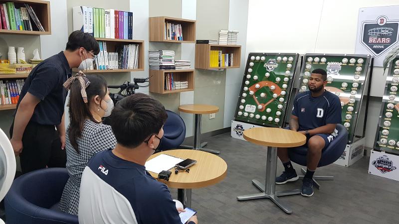 Lee Kyoung Mi (second from the right) in July 2020 interviews Dominican pitcher Raul Alcantara (now with the Hanshin Tigers in Japan) of the Seoul Doosan Bears at Jamsil Baseball Stadium in the city's Songpa-gu District.