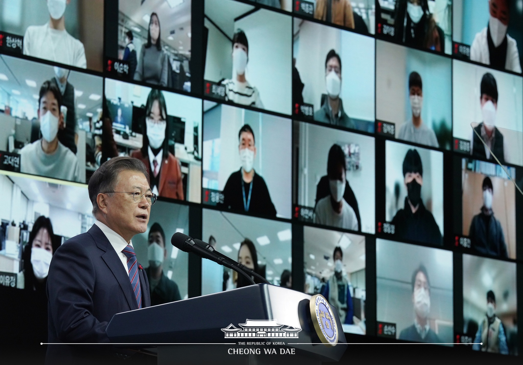President Moon Jae-in on Jan. 11 gives a congratulatory speech at the groundbreaking ceremony for LG Battery Core Material, a project conducted under the Gumi-style model of job creation, at Gumi Convention Center in Gumi, Gyeongsangbuk-do Province.