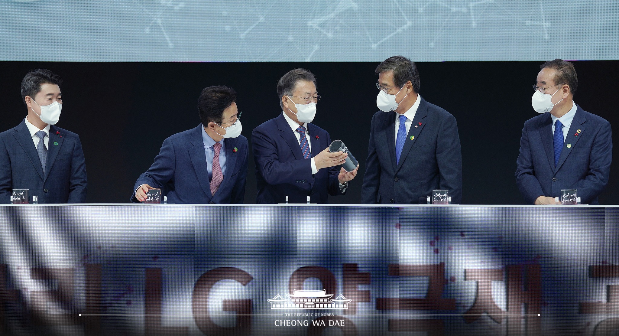 President Moon Jae-in (middle) attends on Jan. 11 the groundbreaking ceremony of the plant of LG Battery Core Material at Gumi Convention Center in Gumi, Gyeongsangbuk-do Province, speaking to LG Chem Vice Chairman Shin Hak-cheol (second from right). 