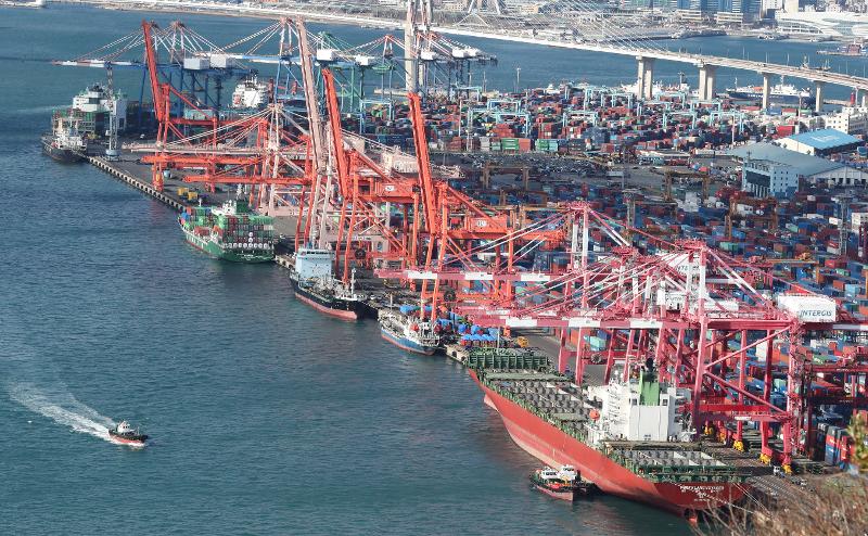 Foreign direct investment in the nation's free economic zones surged 43% last year. Shown here on Dec. 1 is the Port of Busan. (Yonhap News) 