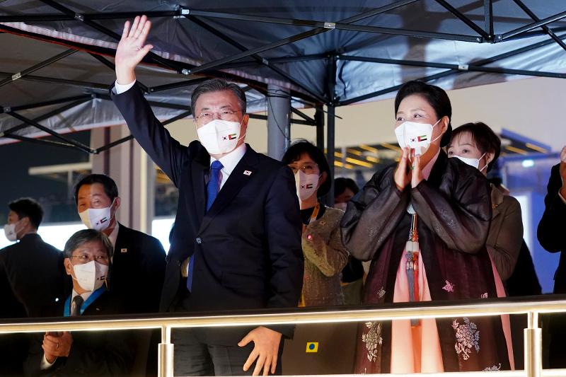 President Moon Jae-in on Jan. 16 waves to the crowd and first lady Kim Jung-sook claps while watching a K-pop concert at Jubilee Park of Expo 2020 Dubai in Dubai, the United Arab Emirates.