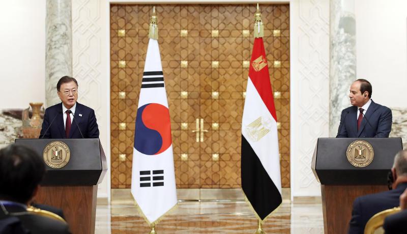 President Moon Jae-in (left) on Jan. 20 holds a joint news conference with Egyptian President Abdel Fattah El Sisi at the presidential palace in Cairo, Egypt.