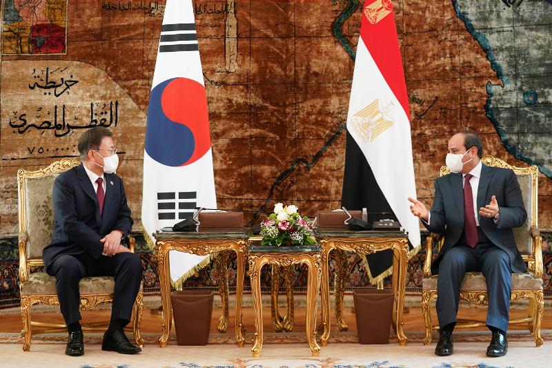 President Moon Jae-in (left) on Jan. 20 holds summit talks with Egyptian President Abdel Fattah El Sisi at the presidential palace in Cairo, Egypt. 