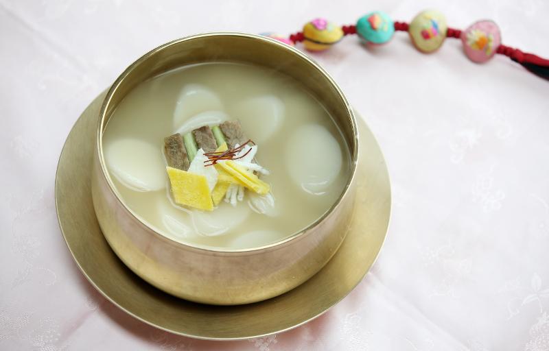 Tteokguk is commonly eaten on Seollal. (Korea.net DB)