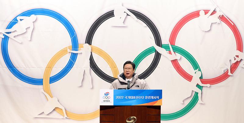 Minister of Culture, Sports and Tourism Hwang Hee will attend the 2022 Beijing Winter Olympics on behalf of the Korean government. Shown here is Minister Hwang on Jan. 5 giving a congratulatory speech at the opening ceremony of the national team training in Jincheon-gun County, Chungcheongbuk-do Province. (Ministry of Culture, Sports and Tourism)