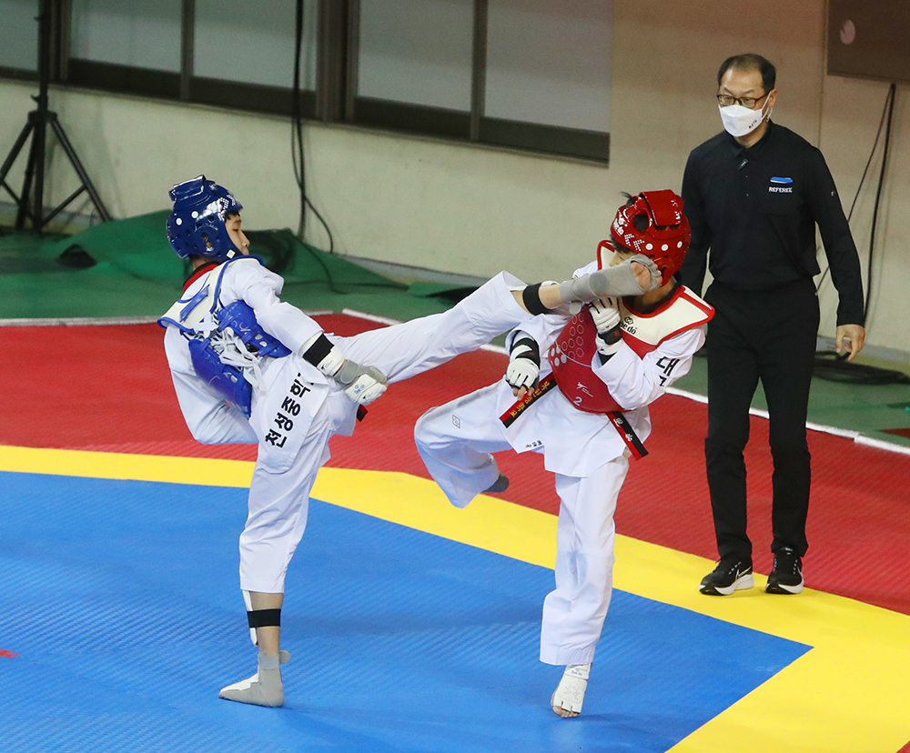 Athletes on Feb. 21 compete at an inaugural national taekwondo competition for middle and high school students to mark the February 28th Democracy Movement at Daegu Gym