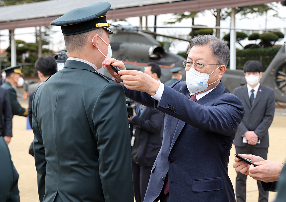 President Moon Jae-in on Feb. 28 pins badges of rank on newly appointed officers at the 57th graduation and commissioning ceremony of the Korea Army Academy in Yeongcheon