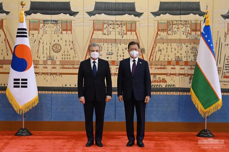 Uzbek President Shavkat Mirziyoyev (left) and President Moon Jae-in on Dec. 17, 2021, pose for a commemorative photo at Cheong Wa Dae.