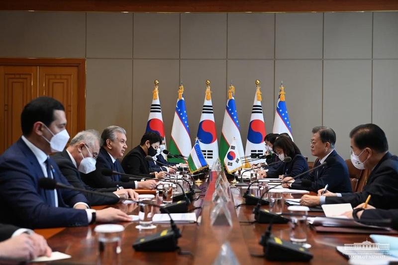 Uzbek President Shavkat Mirziyoyev on Dec. 17 last year made a state visit to Korea to hold summit talks with President Moon Jae-in at Cheong Wa Dae.