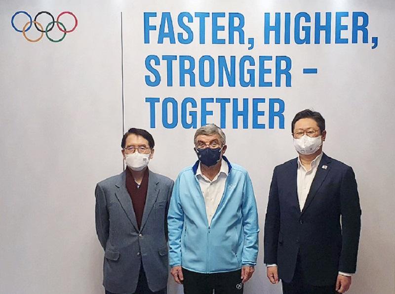 Minister of Culture, Sports and Tourism Hwang Hee (right) on Feb. 7 poses for a photo after talks with International Olympic Committee (IOC) President Thomas Bach (center) in Beijing, China, on the sidelines of the 2022 Winter Olympics. On the left is Shin Chang-jae, chairman of the organizing committee for the 2024 Winter Youth Olympic Games in Korea's Gangwon-do Province. (Ministry of Culture, Sports and Tourism