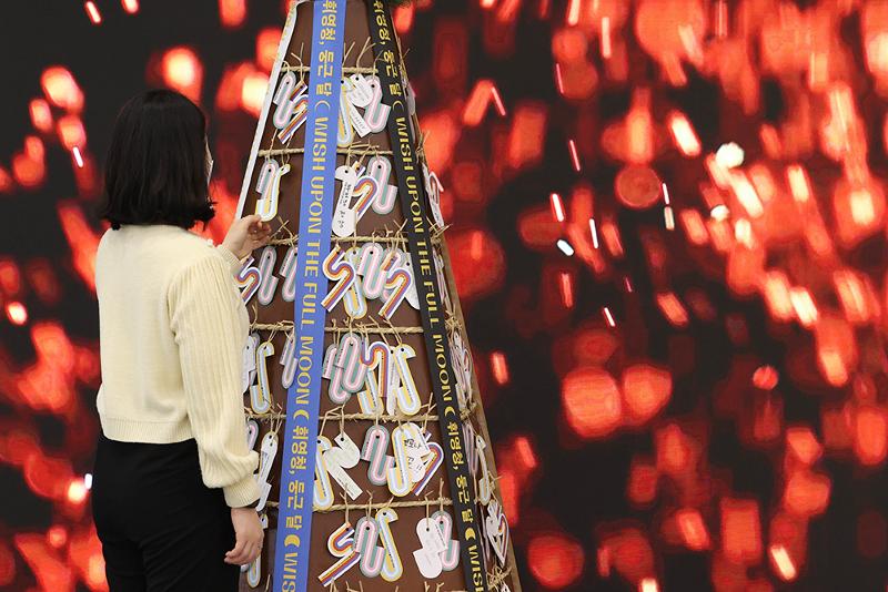 Four days before Jeongwol Daeboreum, or the celebration of the first full moon of the lunar new year, the National Folk Museum of Korea in Seoul's Jongno-gu District on Feb. 11 hosts the interactive seasonal customs program 