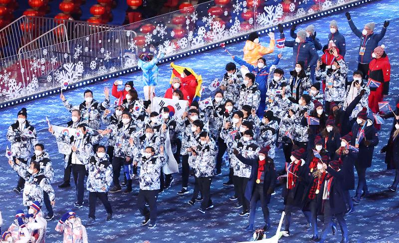 The national team on Feb. 20 enters the closing ceremony of the 2022 Beijing Winter Olympics at National Stadium (Bird's Nest) in the Chinese capital. 