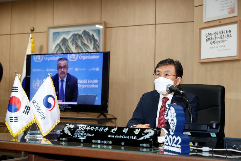 Minister of Health and Welfare Kwon Deok-cheol on Feb. 23 talks to World Health Organization (WHO) Director-General Tedros Adhanom Ghebreyesus at an online event for WHO's Global Biomanufacturing Workforce Training Hub. (Ministry of Health and Welfare