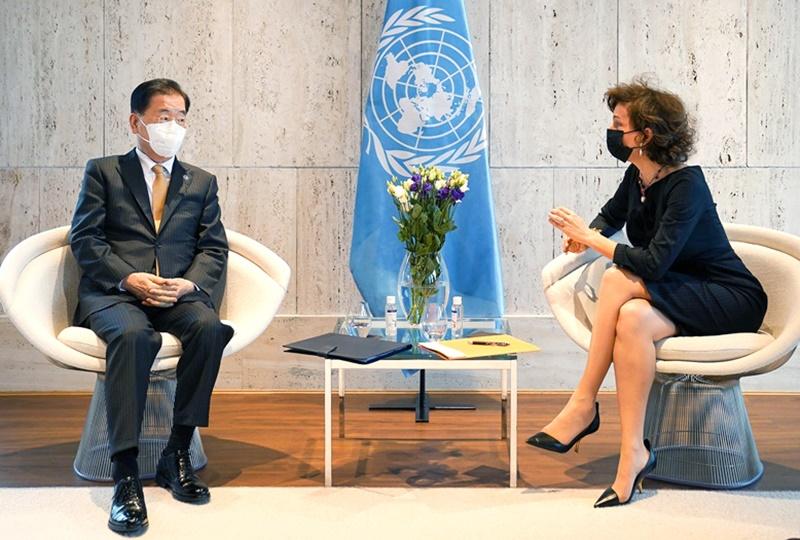 Minister of Foreign Affairs Chung Eui-yong on Feb. 22 holds talks with UNESCO Director-General Audrey Azoulay at the organization's headquarters in Paris. (Ministry of Foreign Affairs