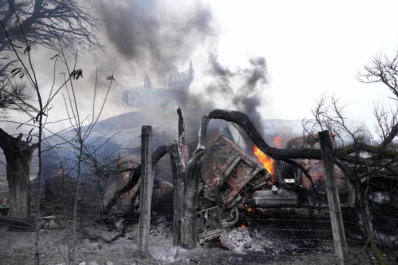 Radar and equipment at a military base outside Mariupol, an eastern port city in Ukraine, on Feb. 24 (local time) are on fire after being hit by Russian bombing. Russia launched simultaneous attacks from the east, south and north on Ukraine in conducting a full-scale invasion of its neighbor. Yonhap News