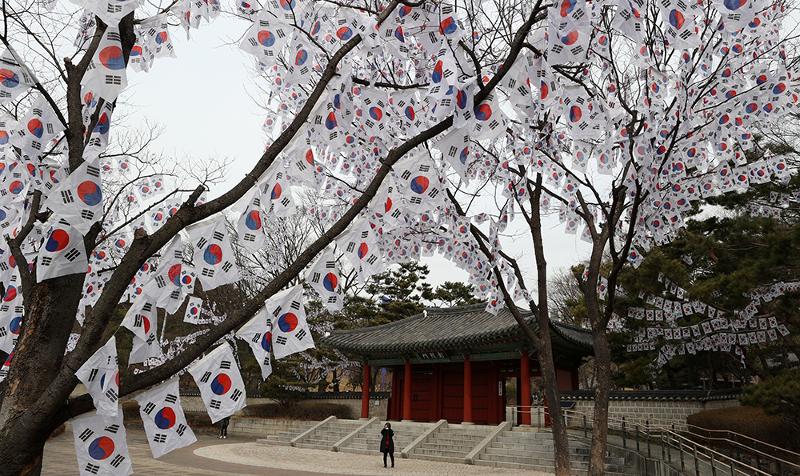 On the morning of Feb. 28, the day before the 103rd anniversary of the March First Independence Movement of 1919, scores of the national flag Taegeukgi fly in front of Hyochang Park in Seoul's Yongsan-gu District.