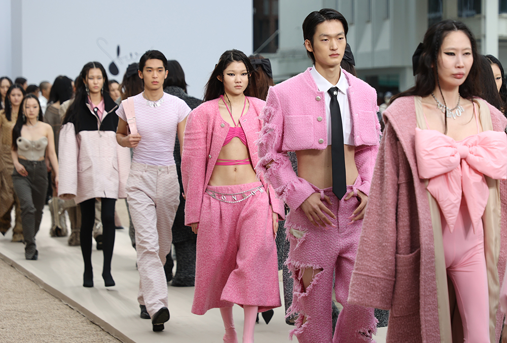tModels on March 18 strut on the runway of the 2022 F/W Seoul Fashion Week at Seoul Museum of Craft Art in the city's Jongno-gu District. 