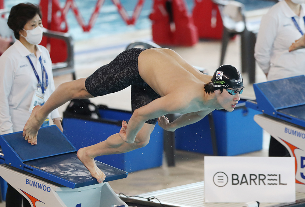 Hwang Sun-woo (Gangwon Provincial Government), hailed as the nation's next great swimmer, on March 25 gets off to a strong start in the men's 100-m freestyle in the qualifying round of this year's national team trials for swimming and diving.