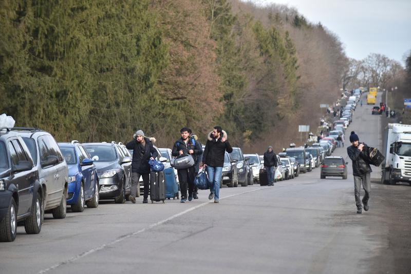 The government has pledged USD 10 million in emergency humanitarian assistance for Ukraine, which is in a severe crisis due to the invasion by Russia. The photo shows people fleeing from Ukraine carrying baggage on March 1 and heading toward the Polish border on foot from the western Ukrainian city of Shehyni. (Yonhap News)