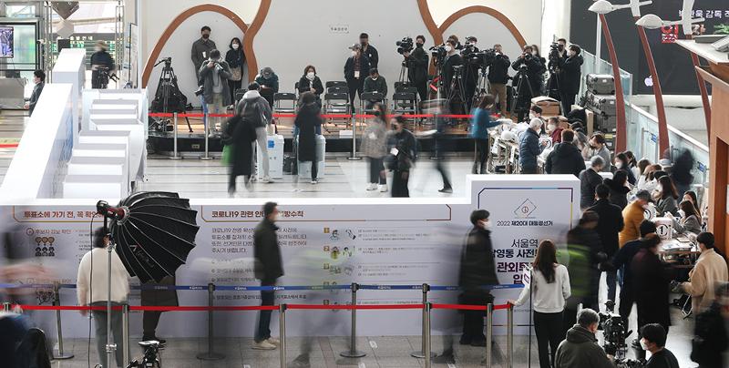 Early voting on March 4 begins for the 20th presidential election, with people casting their ballots at a polling station located within Seoul Station in the city's Jung-gu District.