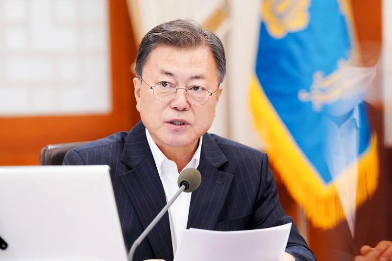 President Moon Jae-in on Feb. 14 chairs the Economic and Security Strategy Meeting on International Issues at Cheong Wa Dae. (Cheong Wa Dae's official Facebook)