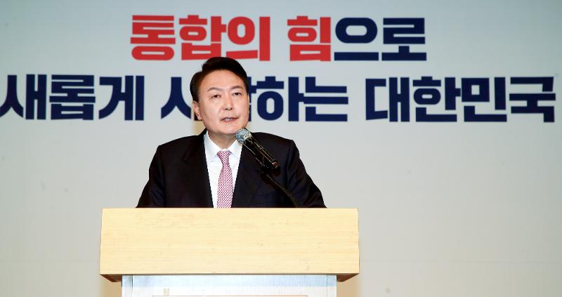 President-elect Yoon Suk Yeol on the morning of March 10 holds a news conference at the National Assembly in the Yeouido neighborhood of Seoul's Yeongdeungpo-gu District after winning the nation's 20th presidential election. (Yonhap News)