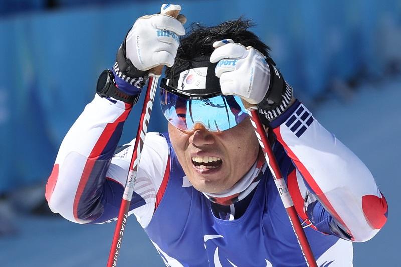 Korea's most decorated Winter Paralympian, Shin Eui-hyun, on the morning of March 5 is out of breath after crossing the finish line in the finals of the men's para 6-km sprint sitting biathlon at the National Biathlon Centre of Zhangjiakou in the Chinese province of Hebei . As the first Korean to win a gold medal in the 7.5-km cross-country skiing sitting race at the 2018 PyeongChang Winter Paralympics, he finished 10th in Beijing. 