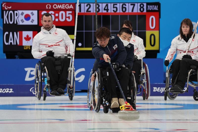 Jeong Seong-hoon from the mixed wheelchair curling team 