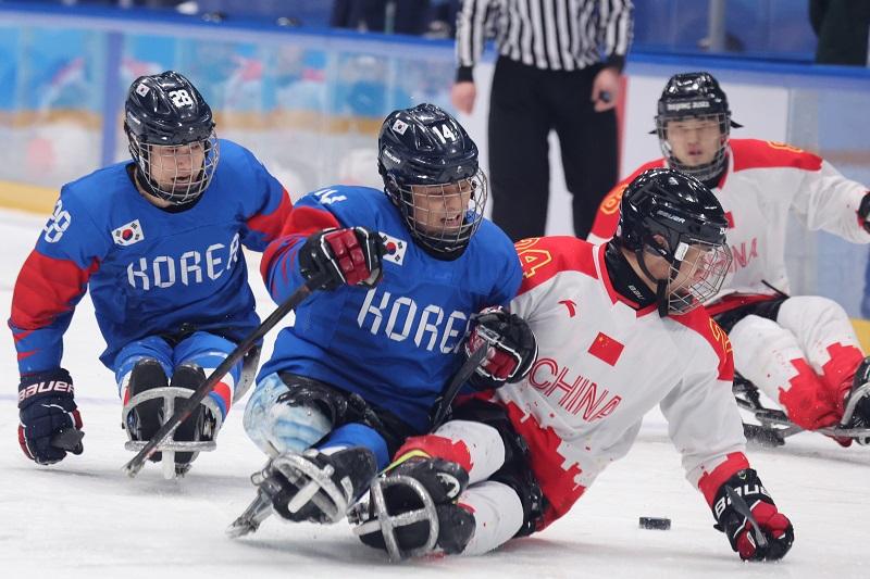 The national ice hockey team on the afternoon of March 12 plays China in the bronze medal game at the Beijing National Stadium. The squad made history in the 2018 PyeongChang Olympics by winning its first bronze and finished fourth in Beijing