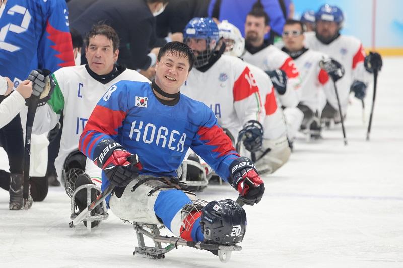 Jang Dong-shin on March 9 smiles after the national ice hockey team beats Italy to advance to the semifinals at the Beijing National Stadium. Shin scored the game's first and fourth goals