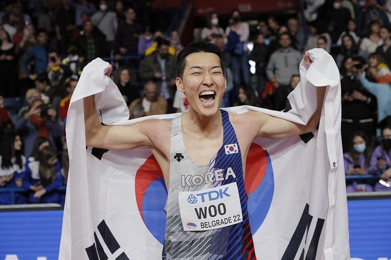 Woo Sang-hyuk on March 20 (Korea time) at Stark Arena in Belgrade, Serbia, holds up his national flag Taegeukgi after winning the gold medal by being the only competitor to clear 2.34 m in the men's high jump final at the World Athletics Indoor Championships. Yonhap News