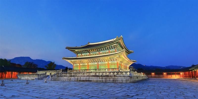 Night visits to Gyeongbukgung Palace will be offered from April 1 to May 29 to highlight the nocturnal atmosphere there amid blooming cherry blossoms in spring.