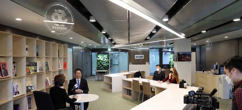 KOCIS Center's lounge and cafeteria allows foreign journalists to hold talks with news sources and communicate with their colleagues. 