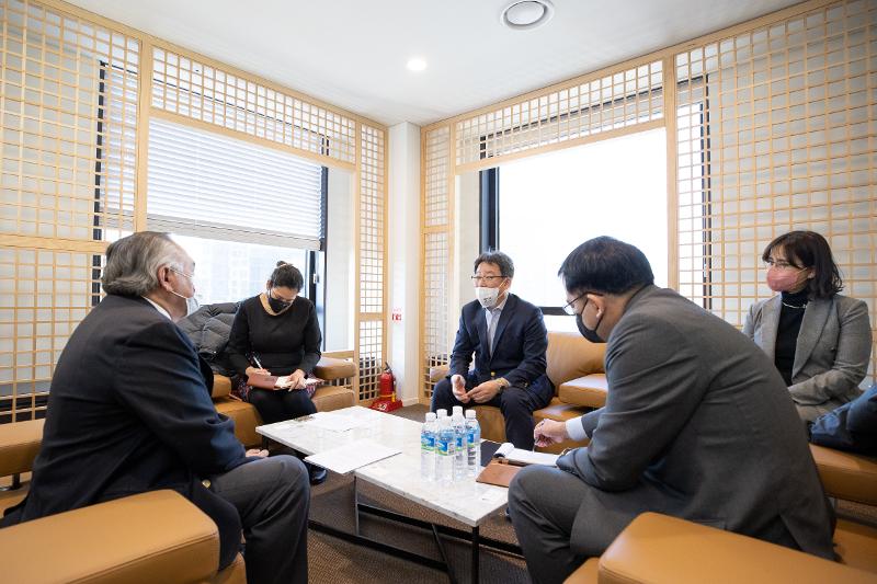 The reception room hosts private meetings of or interviews with high-ranking government officials. 